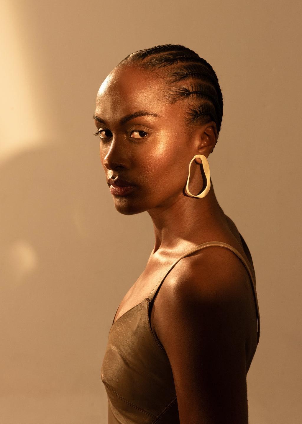 Modelo com o Brinco Membrana.