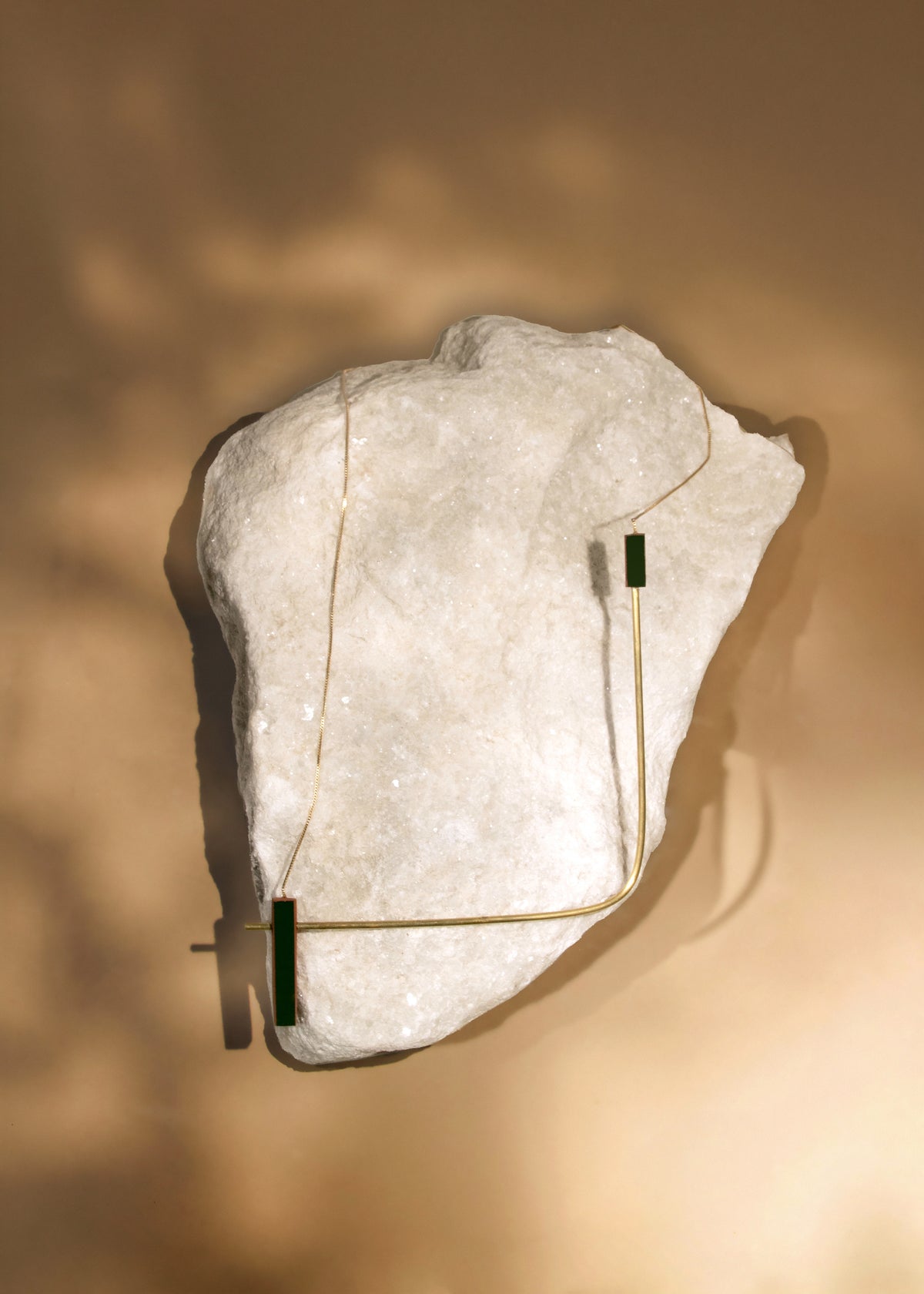 Colar Linhas sobre pedra.