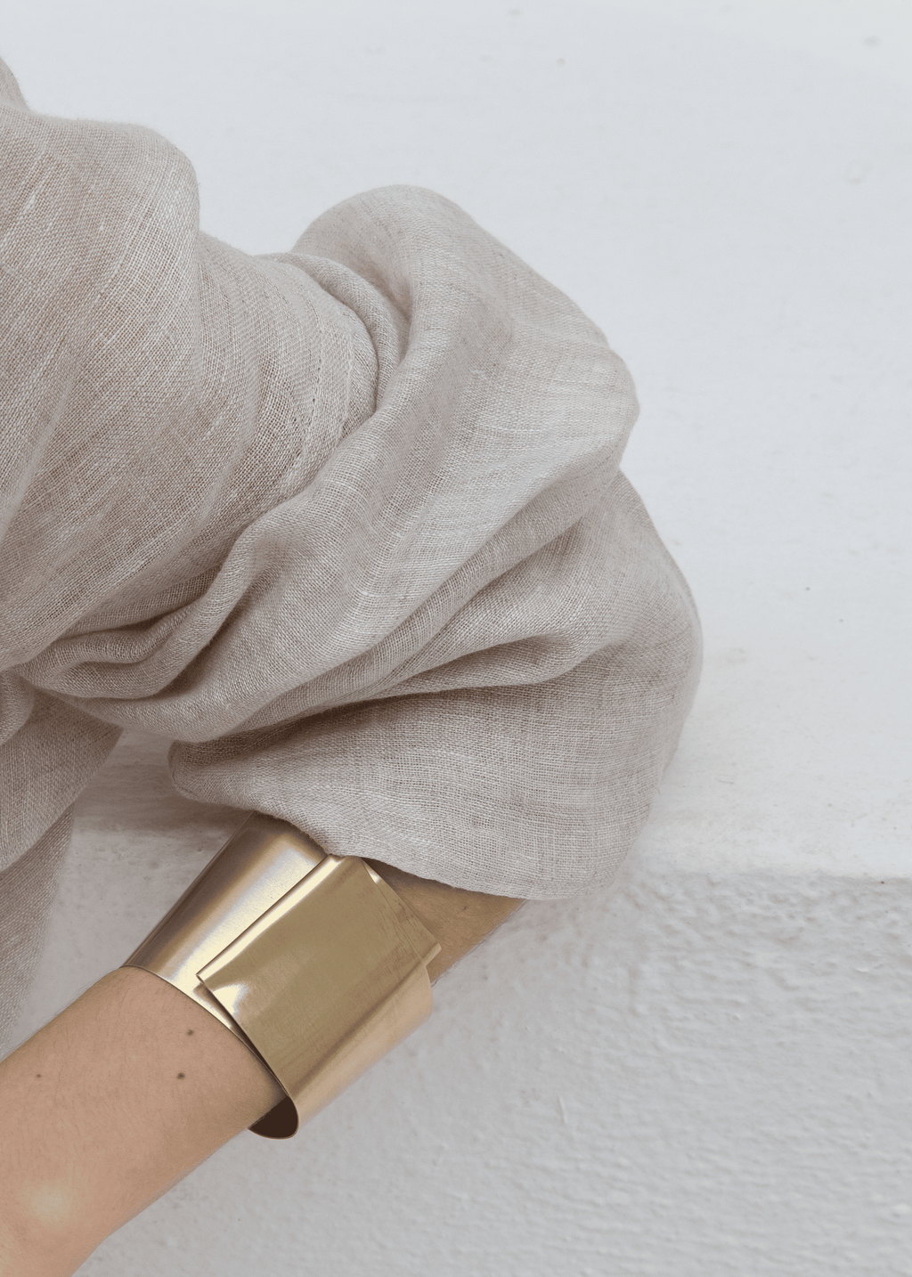 Modelo usando Pulseira Fita Ouro.