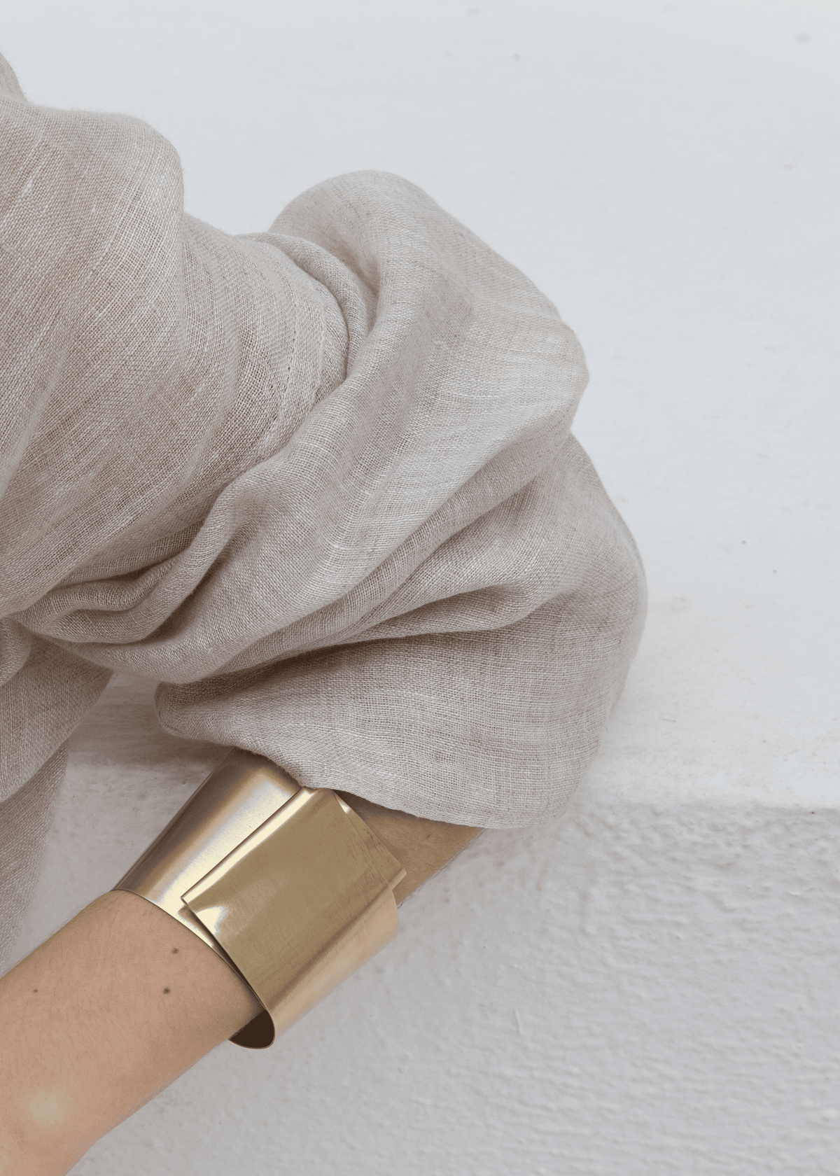 Modelo usando Pulseira Fita Ouro.