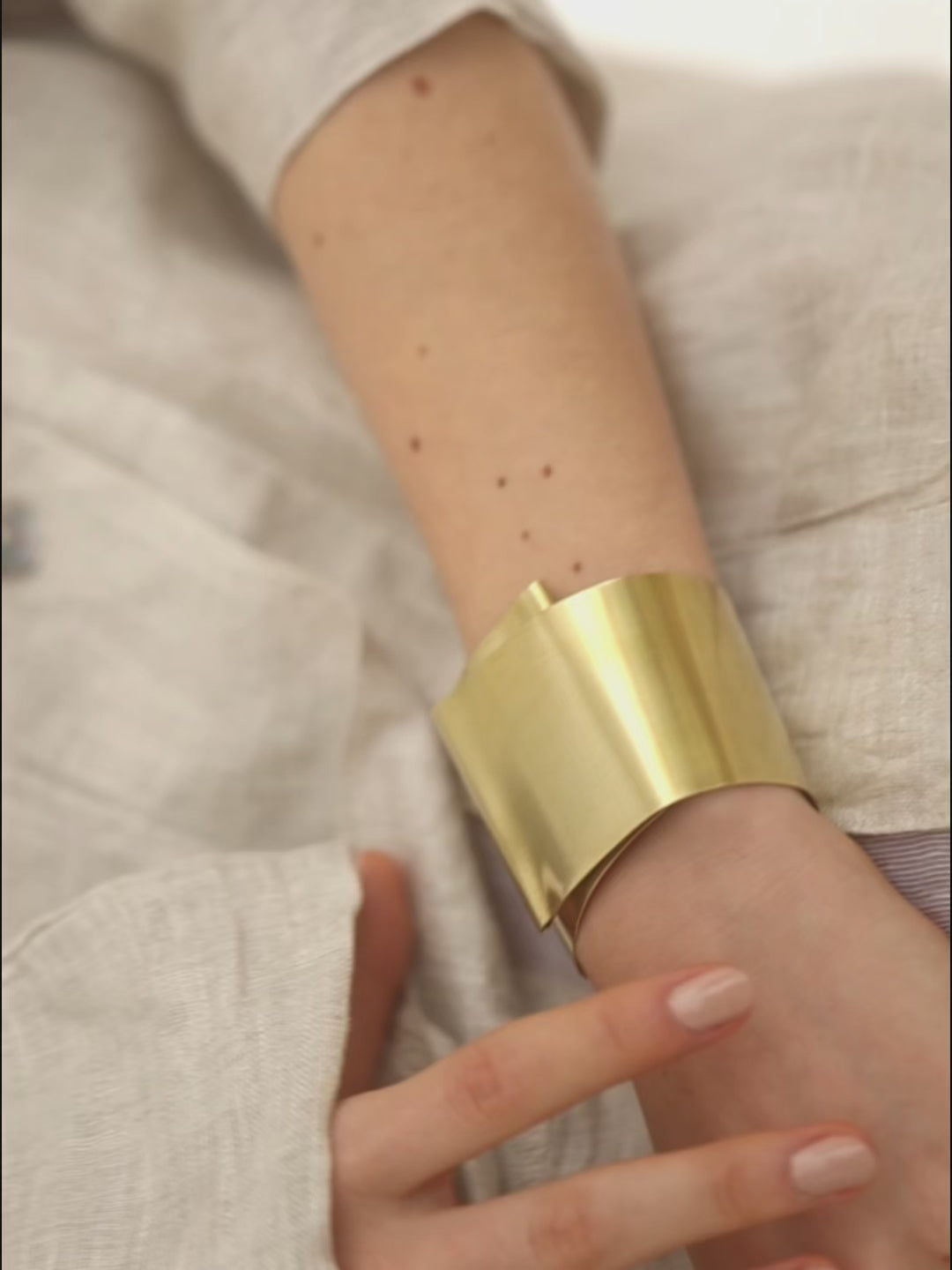 Modelo usando Pulseira Fita Ouro.