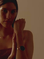 Modelo com a Pulseira Núcleo.