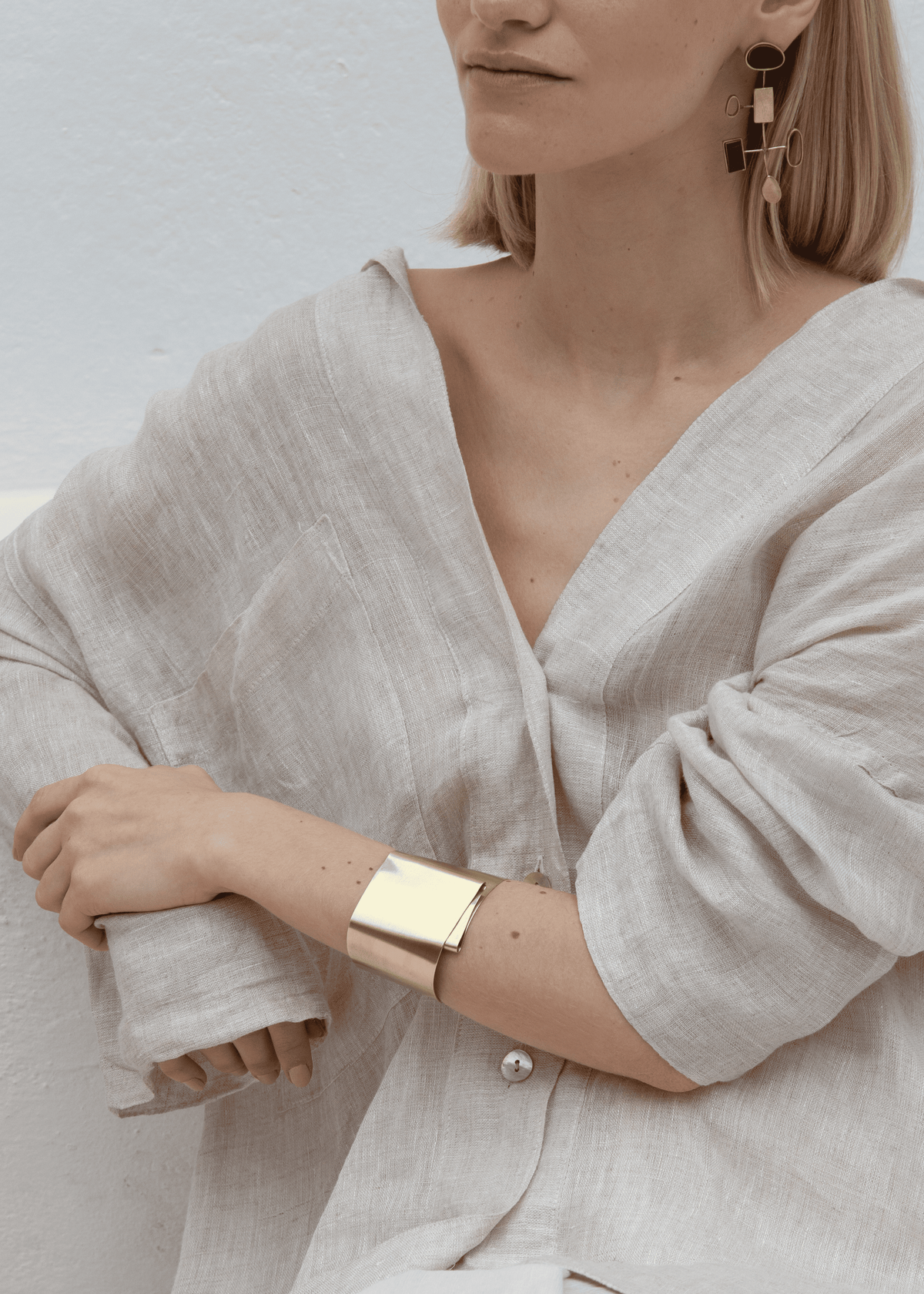 Modelo usando Pulseira Fita Ouro.