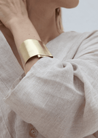 Modelo usando Pulseira Fita Ouro.