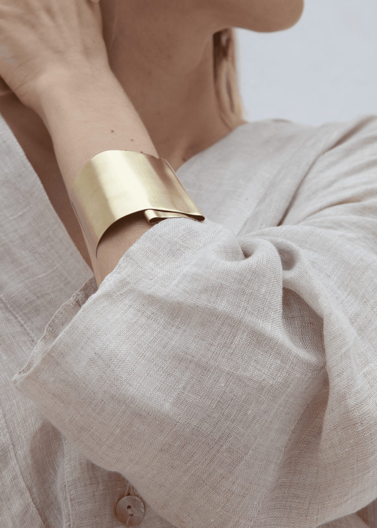 Modelo usando Pulseira Fita Ouro.