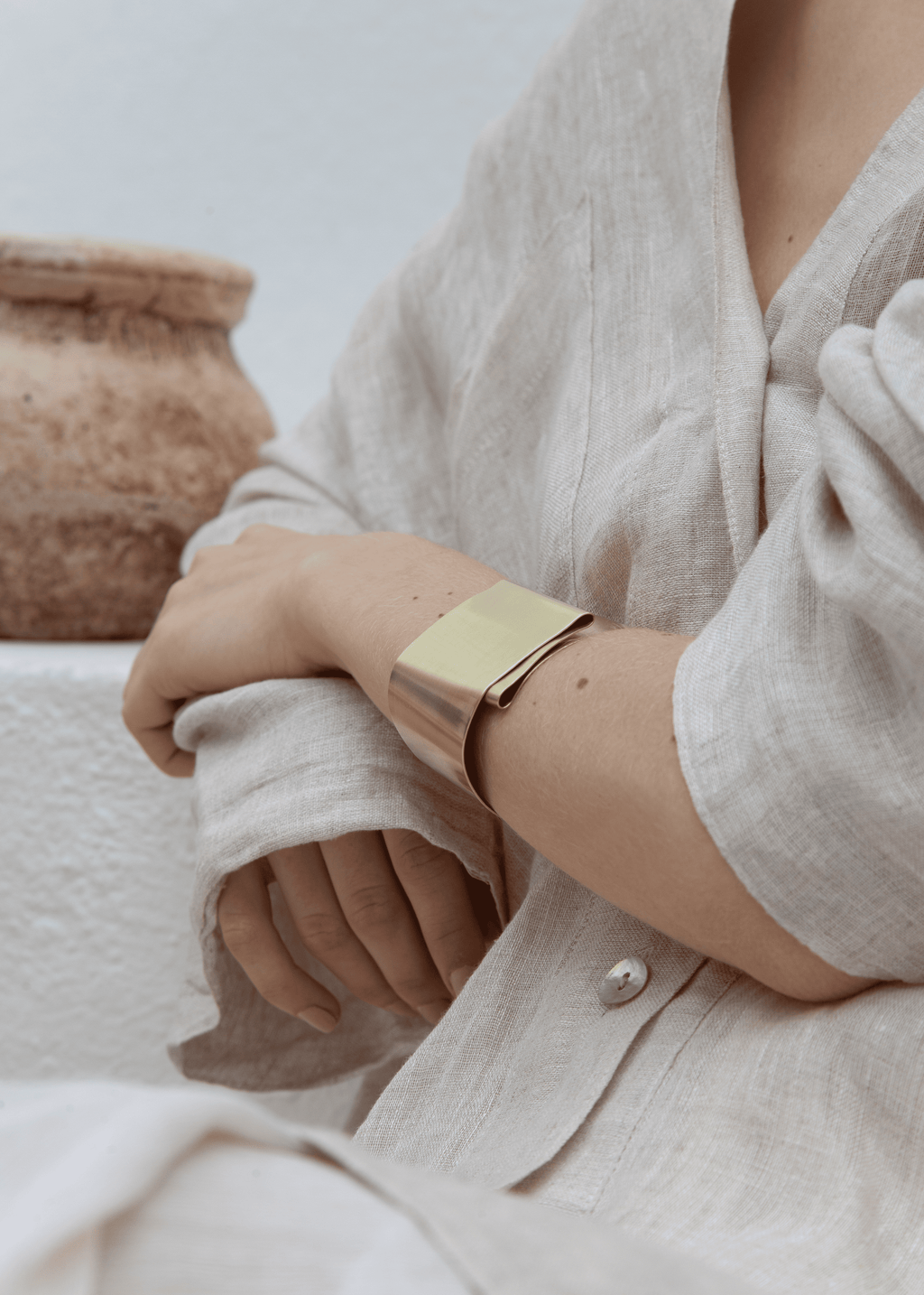 Modelo usando Pulseira Fita Ouro.