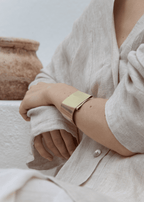 Modelo usando Pulseira Fita Ouro.