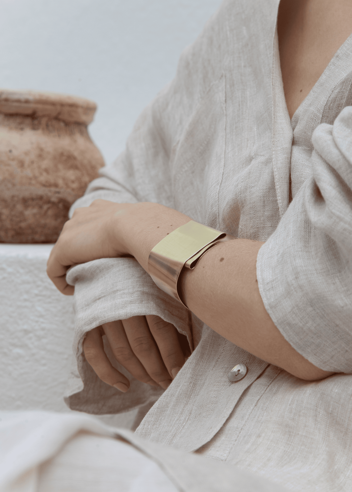 Modelo usando Pulseira Fita Ouro.