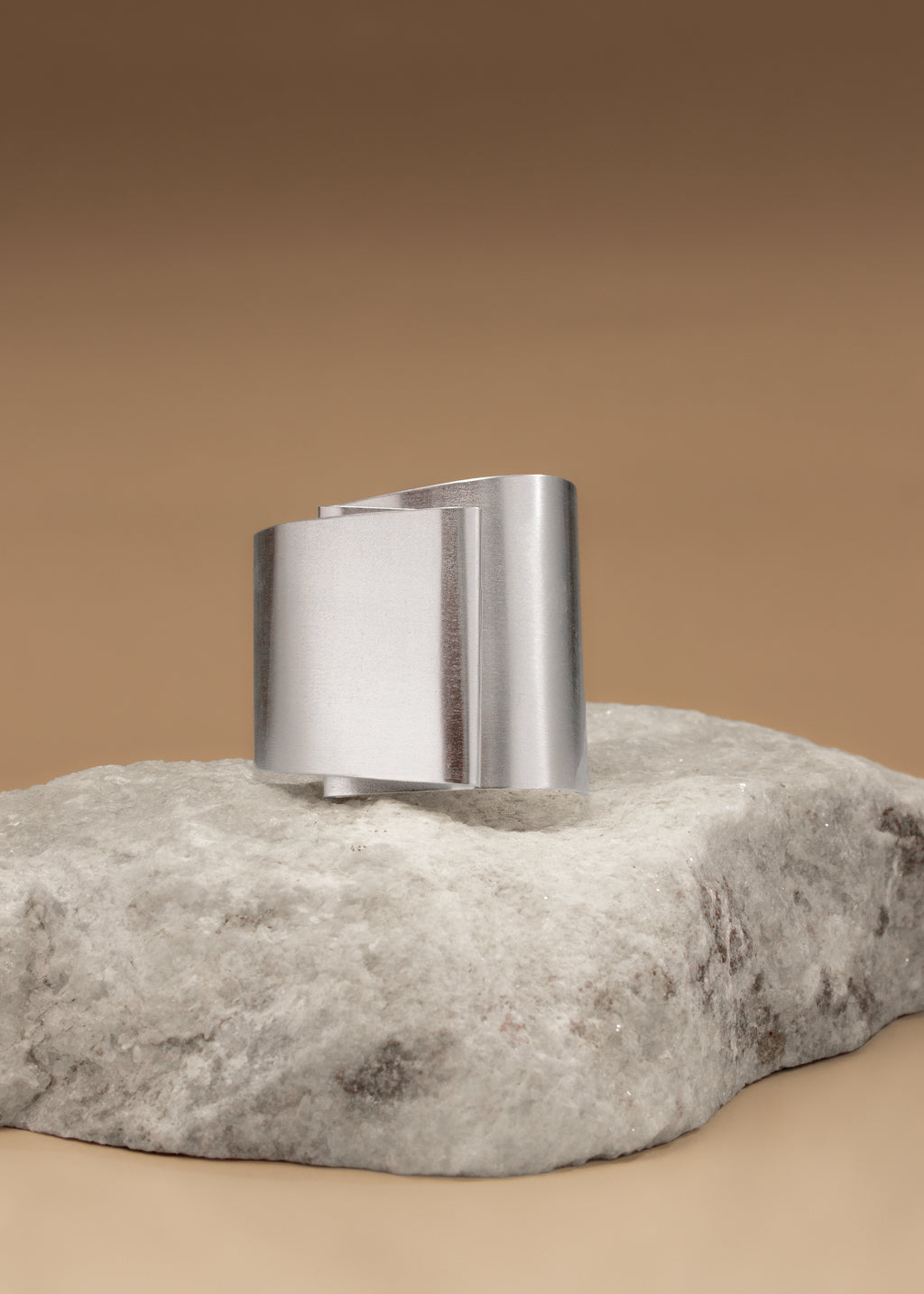 Pulseira Fita Prata sobre pedra.