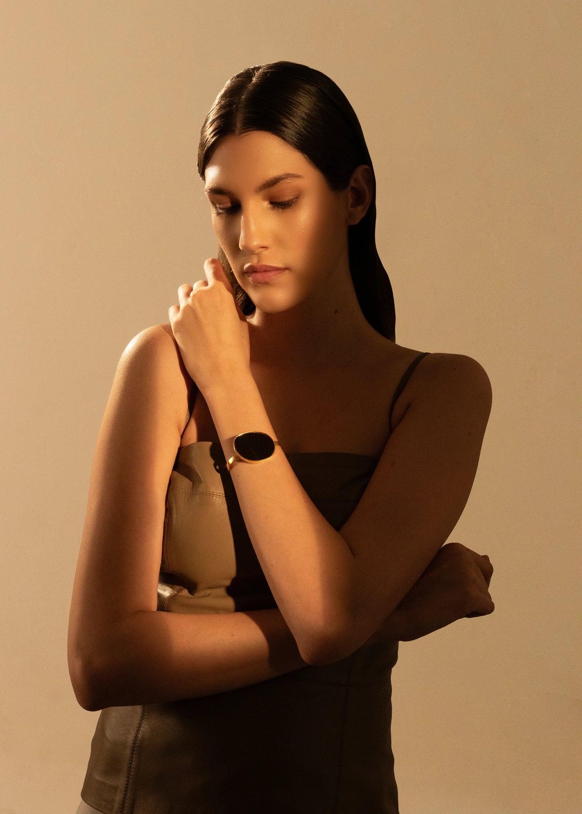Modelo com a Pulseira Núcleo.