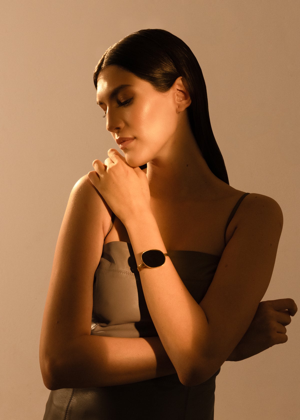 Modelo com a Pulseira Núcleo.