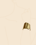 Pulseira Fita Ouro aplicada sobre desenho em silhueta.