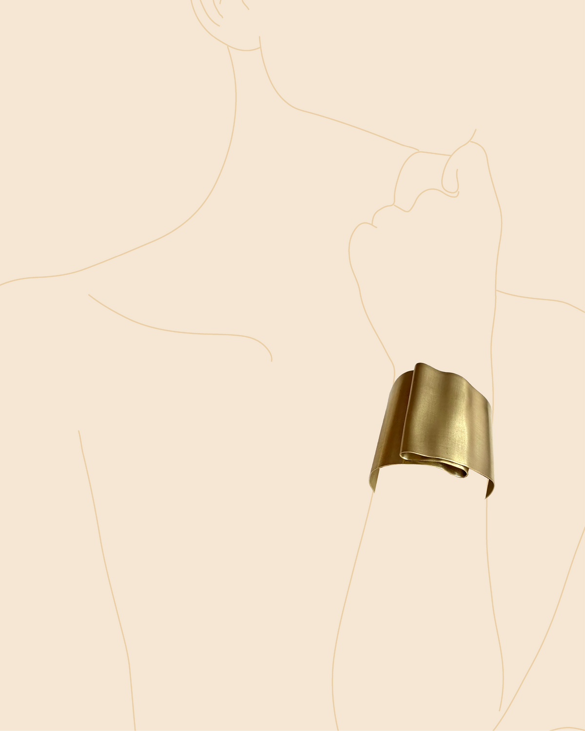 Pulseira Fita Ouro aplicada sobre desenho em silhueta.